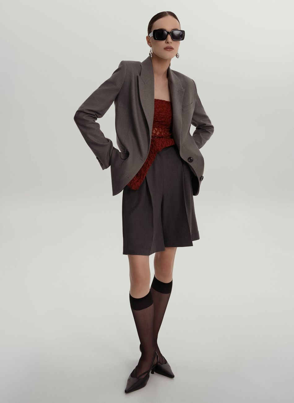 Full-length fashion image in an oversized grey blazer